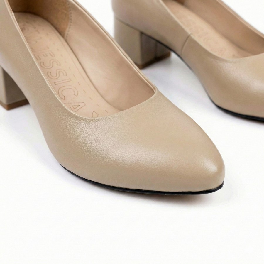 شوز حريمي جلد طبيعي لون كافيه بفرش جلد ونعل خفيف بكعب 4 سم شكل كلاسيك